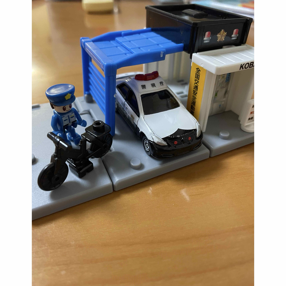 Takara Tomy(タカラトミー)のトミカ　交番　警察官付き エンタメ/ホビーのおもちゃ/ぬいぐるみ(ミニカー)の商品写真