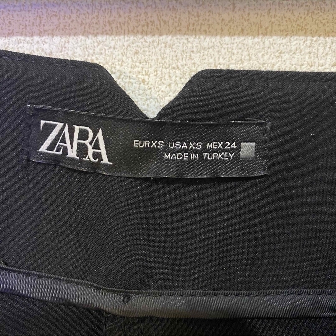 ZARA(ザラ)のzara ハイウエストテーパードパンツ　xs ブラック レディースのパンツ(カジュアルパンツ)の商品写真