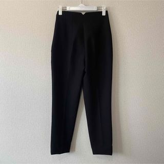 ザラ(ZARA)のzara ハイウエストテーパードパンツ　xs ブラック(カジュアルパンツ)