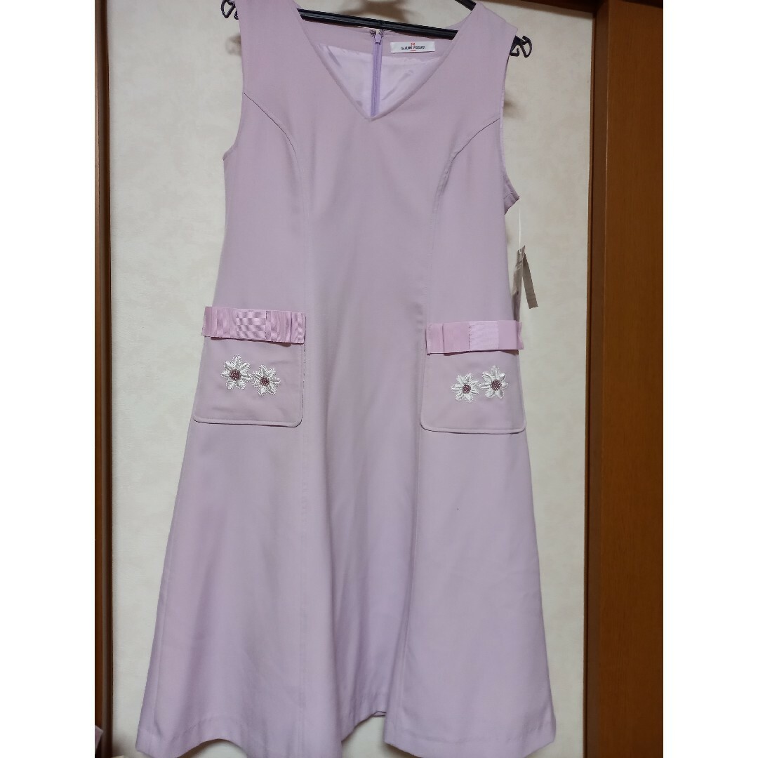 GALLERY VISCONTI(ギャラリービスコンティ)のギャラリービスコンティ新品未使用お洒落な花刺繍ジャンパースカート レディースのスカート(ひざ丈スカート)の商品写真