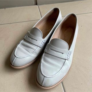 トッズ(TOD'S)のTOD’S トッズ　白　ローファー(ローファー/革靴)