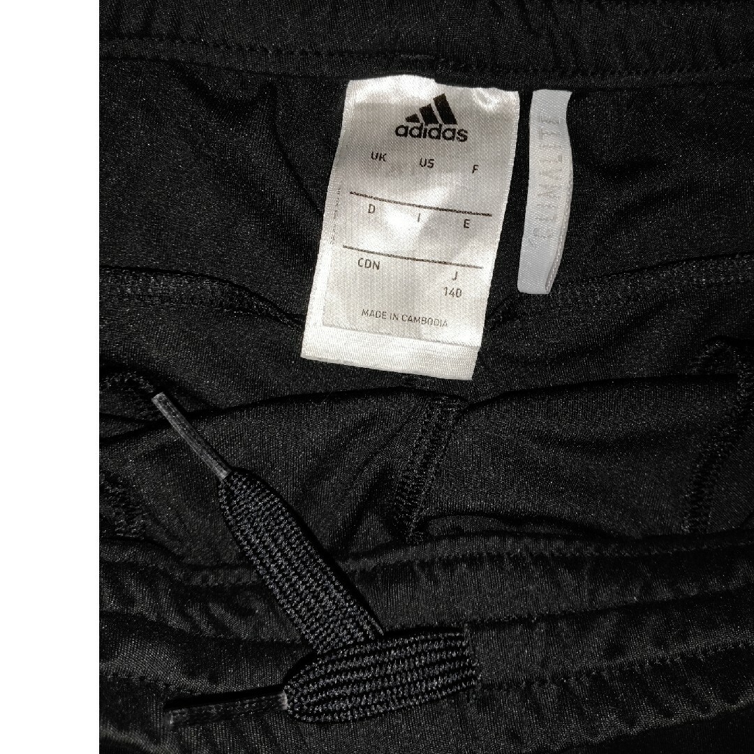 adidas(アディダス)のアディダスハーフパンツ　140  黒 キッズ/ベビー/マタニティのキッズ服男の子用(90cm~)(パンツ/スパッツ)の商品写真