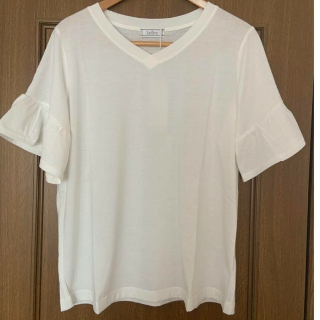 ベルメゾン(ベルメゾン)の新品　タグ付き　半袖シャツ　３Lサイズ　袖フリル　爽やか　上品　Ｖネック　白色 レディースのトップス(シャツ/ブラウス(半袖/袖なし))の商品写真