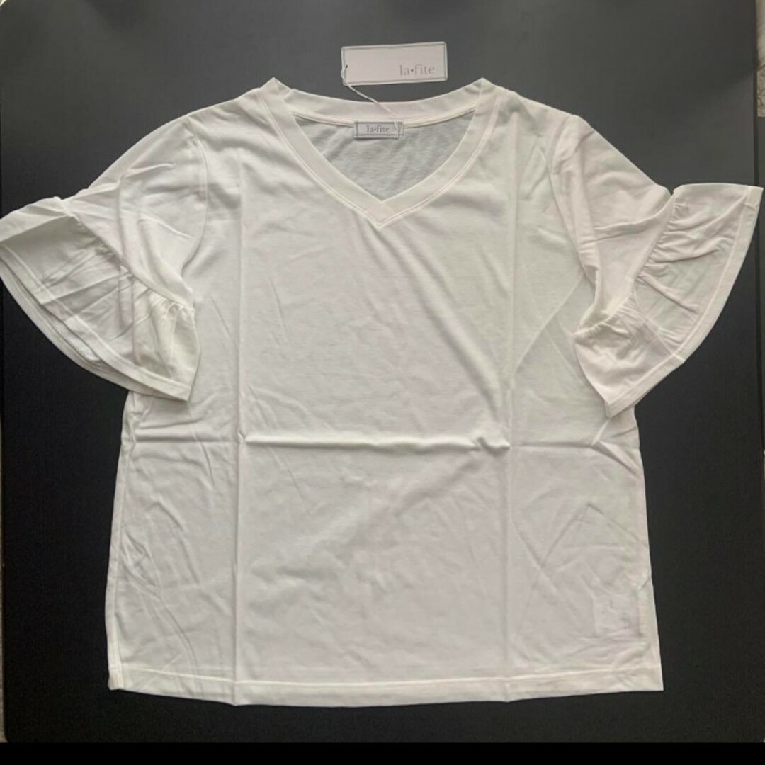 ベルメゾン(ベルメゾン)の新品　タグ付き　半袖シャツ　３Lサイズ　袖フリル　爽やか　上品　Ｖネック　白色 レディースのトップス(シャツ/ブラウス(半袖/袖なし))の商品写真