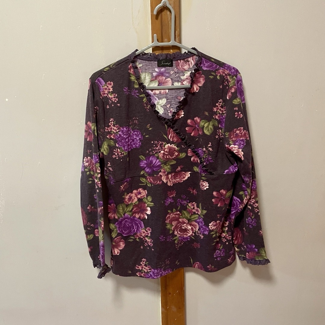 トップス　紫　花柄 レディースのトップス(シャツ/ブラウス(長袖/七分))の商品写真