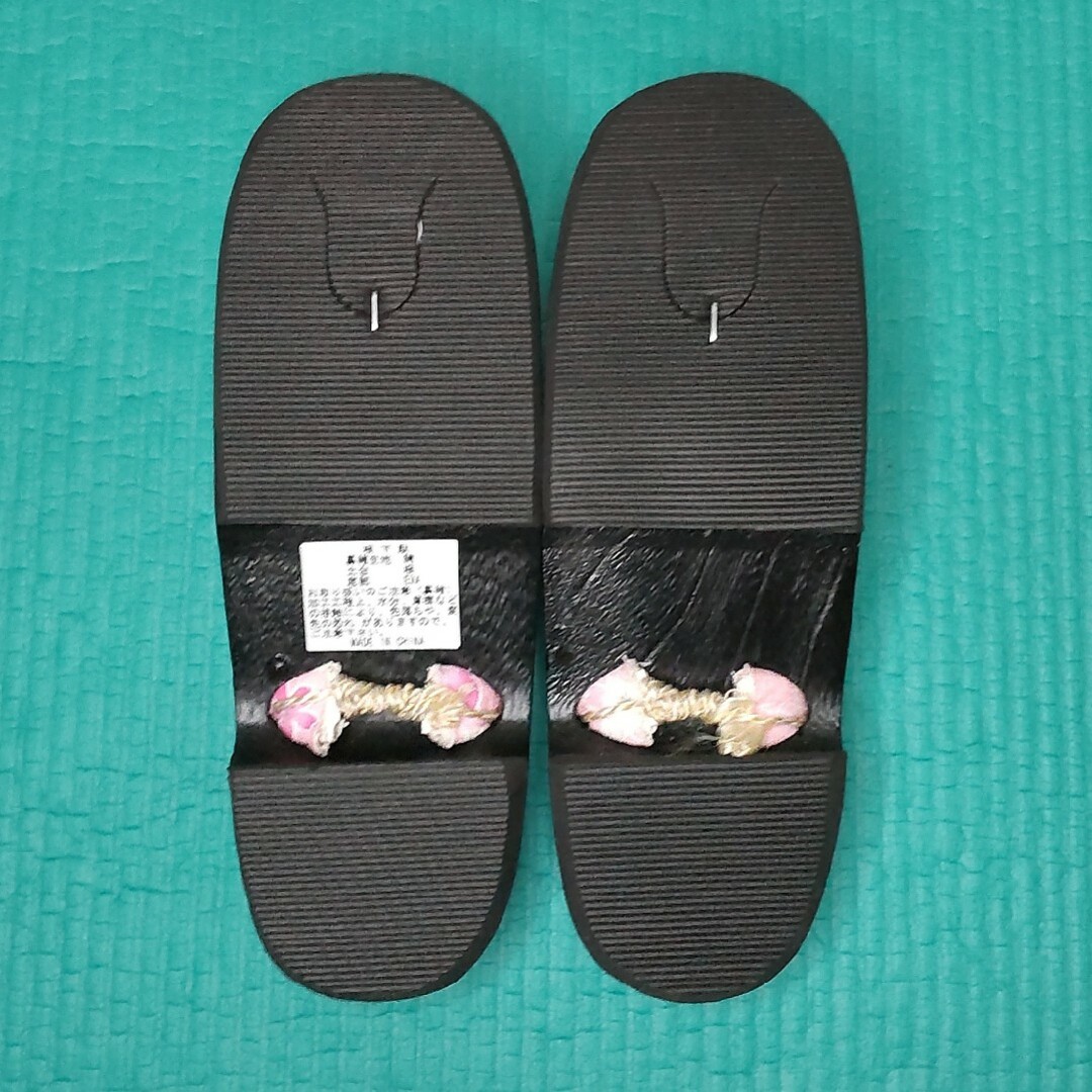 新品未使用品　桐製　下駄　黒×ピンク　花柄 レディースの靴/シューズ(下駄/草履)の商品写真