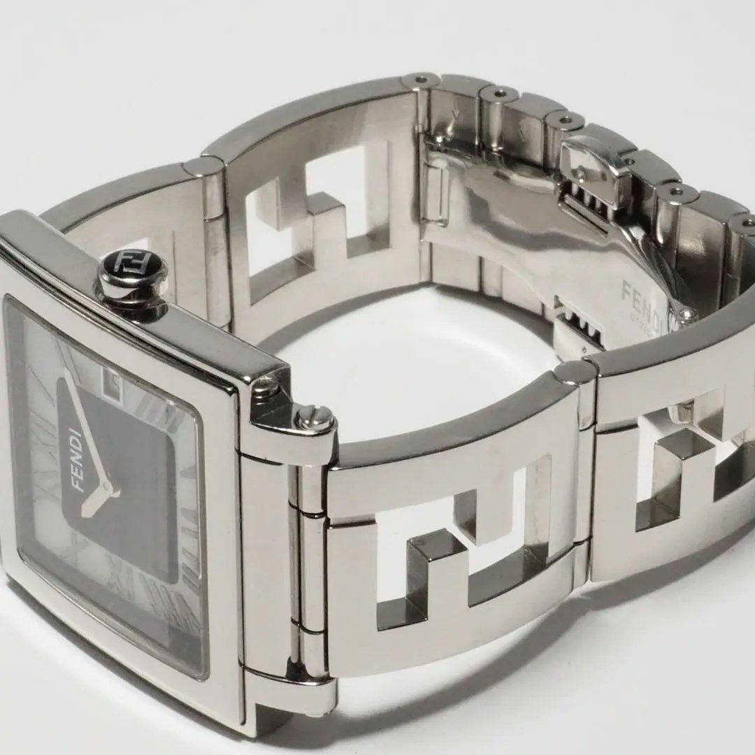 FENDI(フェンディ)のフェンディ クアドロ シェル文字盤 ズッカ柄 デイト メンズ 腕時計 C286 メンズの時計(腕時計(アナログ))の商品写真