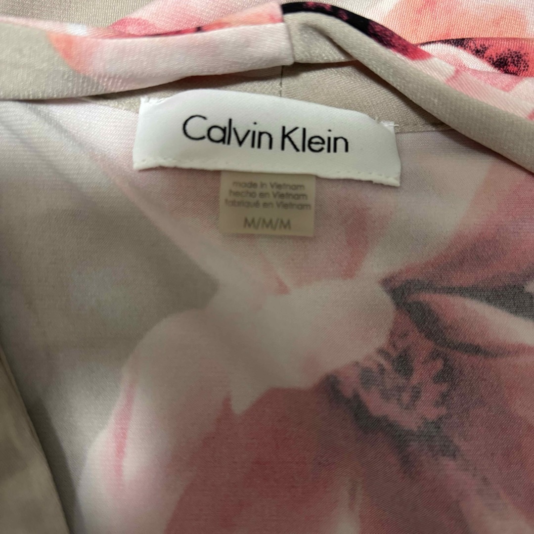 Calvin Klein(カルバンクライン)のカルバンクライン　ベージュフラワー　ノースリーブ　カットソー　花柄　 レディースのトップス(カットソー(半袖/袖なし))の商品写真