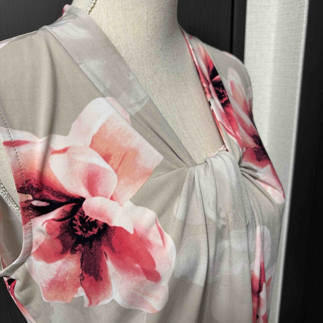 Calvin Klein(カルバンクライン)のカルバンクライン　ベージュフラワー　ノースリーブ　カットソー　花柄　 レディースのトップス(カットソー(半袖/袖なし))の商品写真