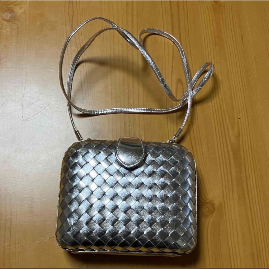 銀色クラッチバッグ　シルバー レディースのバッグ(クラッチバッグ)の商品写真