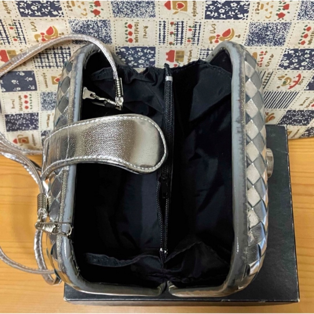 銀色クラッチバッグ　シルバー レディースのバッグ(クラッチバッグ)の商品写真