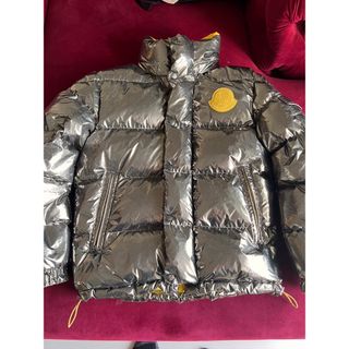 MONCLER(ダウンジャケット ・ シルバー/銀色系)のフリマ MONCLER(ダウンジャケット ・ シルバー/銀色系)のフリマ