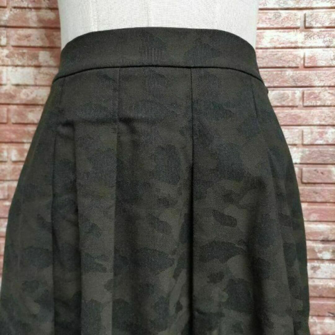 UNIQLO(ユニクロ)のUNIQLO ユニクロ 迷彩柄 カモフラ タックスカート カーキ Mサイズ レディースのスカート(ひざ丈スカート)の商品写真