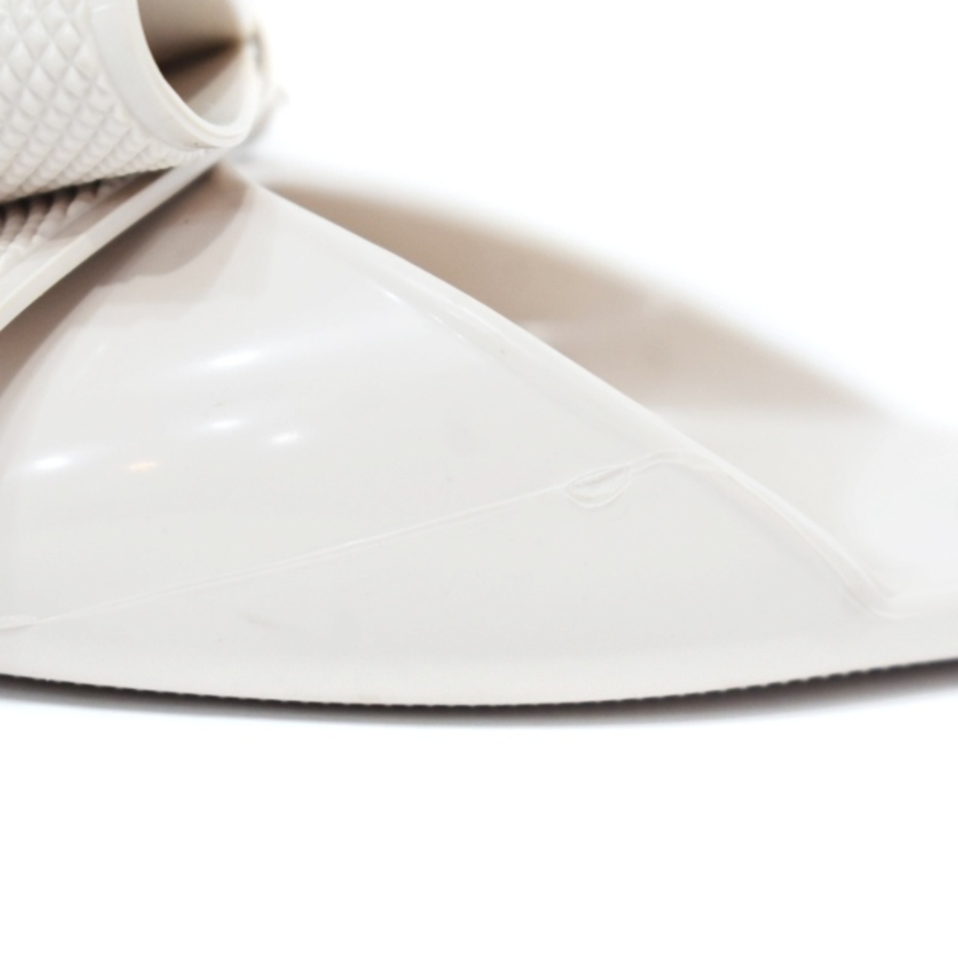 Salvatore Ferragamo(サルヴァトーレフェラガモ)のサルヴァトーレフェラガモ リボン ラバー フラット サンダル 7 ベージュ レディースの靴/シューズ(サンダル)の商品写真