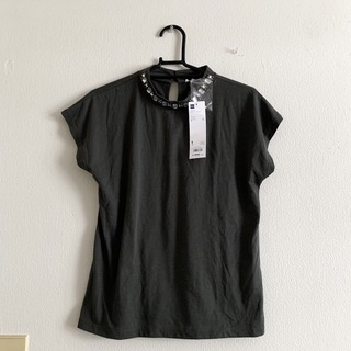 ジーユー(GU)の新品未使用タグ付き ジーユーGU ビジューハイネックT オリーブ(Tシャツ(半袖/袖なし))