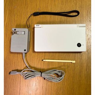 ニンテンドーDS(ニンテンドーDS)の【中古美品】ニンテンドーDSi （ホワイト）本体 ＆ 充電器セット オマケ付き(携帯用ゲーム機本体)