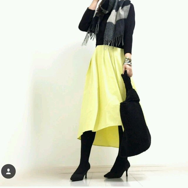 GU(ジーユー)の人気即完売♡GU　ステップドヘムフレアスカート♡レモンイエロー　 レディースのスカート(ひざ丈スカート)の商品写真