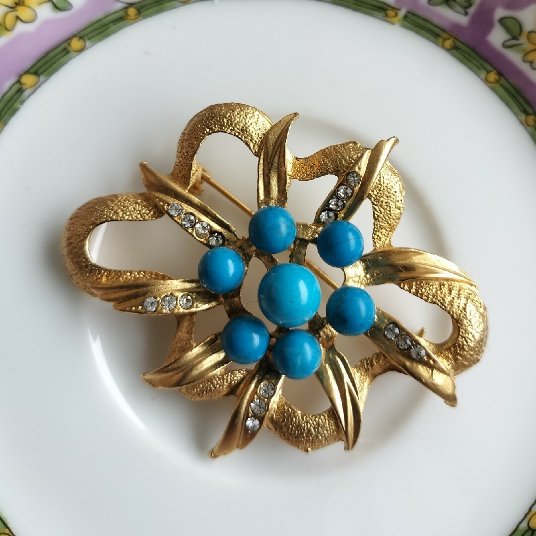 マットゴールドに鮮やかブルーの花 ブローチ ヴィンテージ レディースのアクセサリー(ブローチ/コサージュ)の商品写真