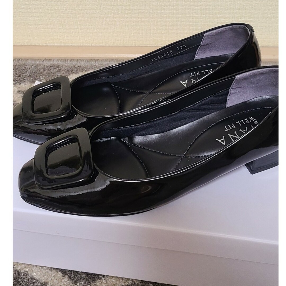 DIANA(ダイアナ)のDIANA wellfit エナメル ブラックパンプス レディースの靴/シューズ(ハイヒール/パンプス)の商品写真