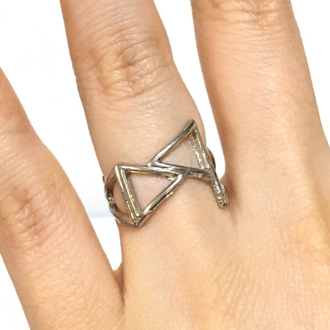 三角リング指輪△さんかくトライアングル10号 レディースのアクセサリー(リング(指輪))の商品写真