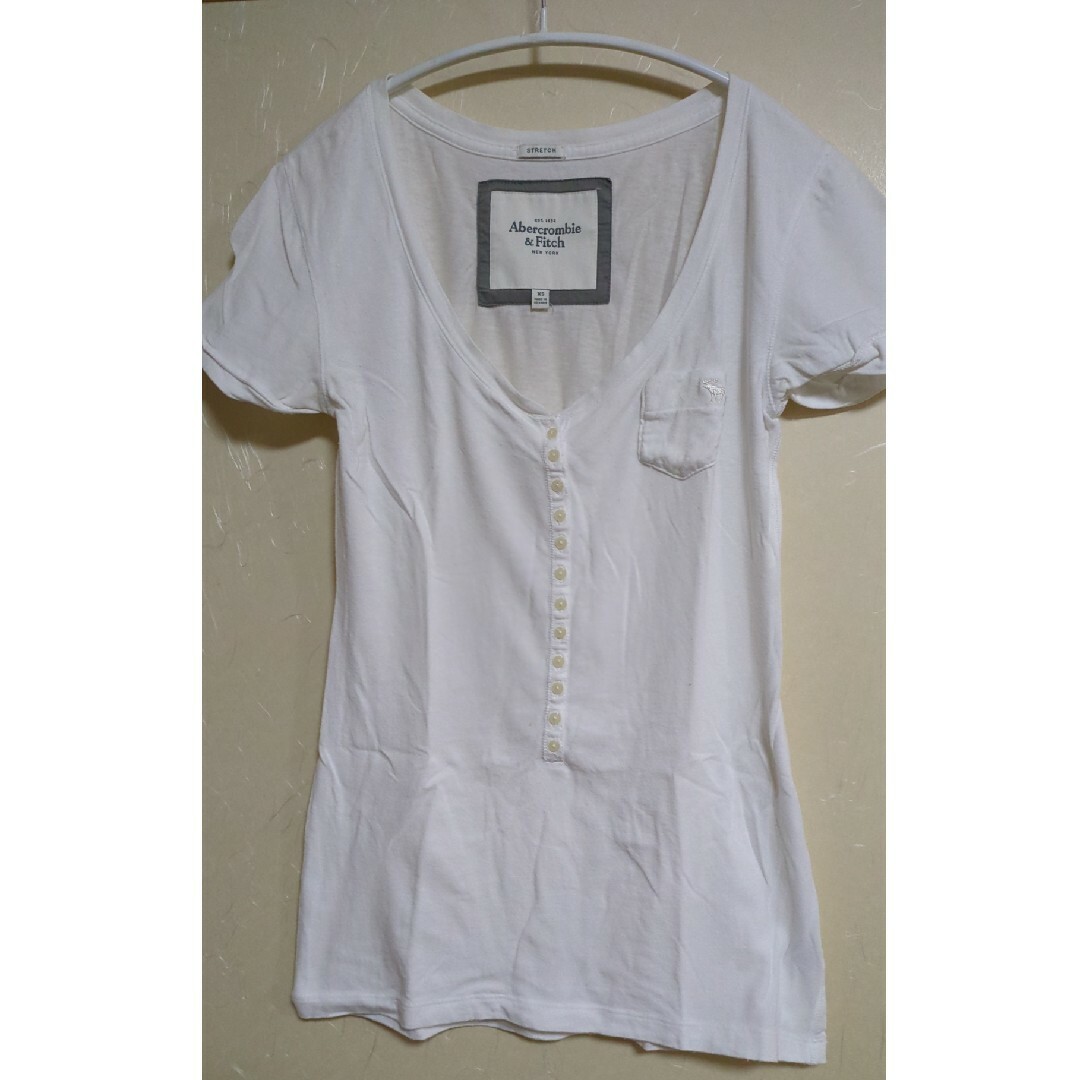 Abercrombie&Fitch(アバクロンビーアンドフィッチ)のアバクロンビー&フィッチ　白ティーシャツ レディースのトップス(Tシャツ(半袖/袖なし))の商品写真