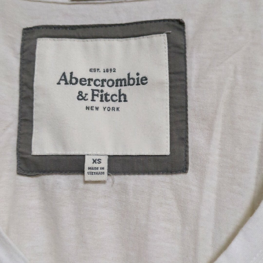 Abercrombie&Fitch(アバクロンビーアンドフィッチ)のアバクロンビー&フィッチ　白ティーシャツ レディースのトップス(Tシャツ(半袖/袖なし))の商品写真