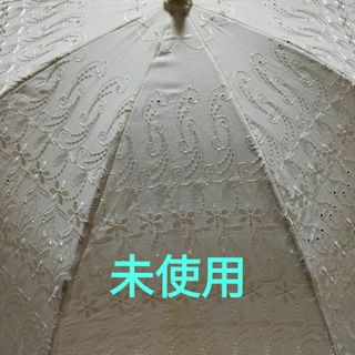 未使用折り畳みレース刺繍日傘　ホワイト白レース日傘　折り畳み日傘(傘)