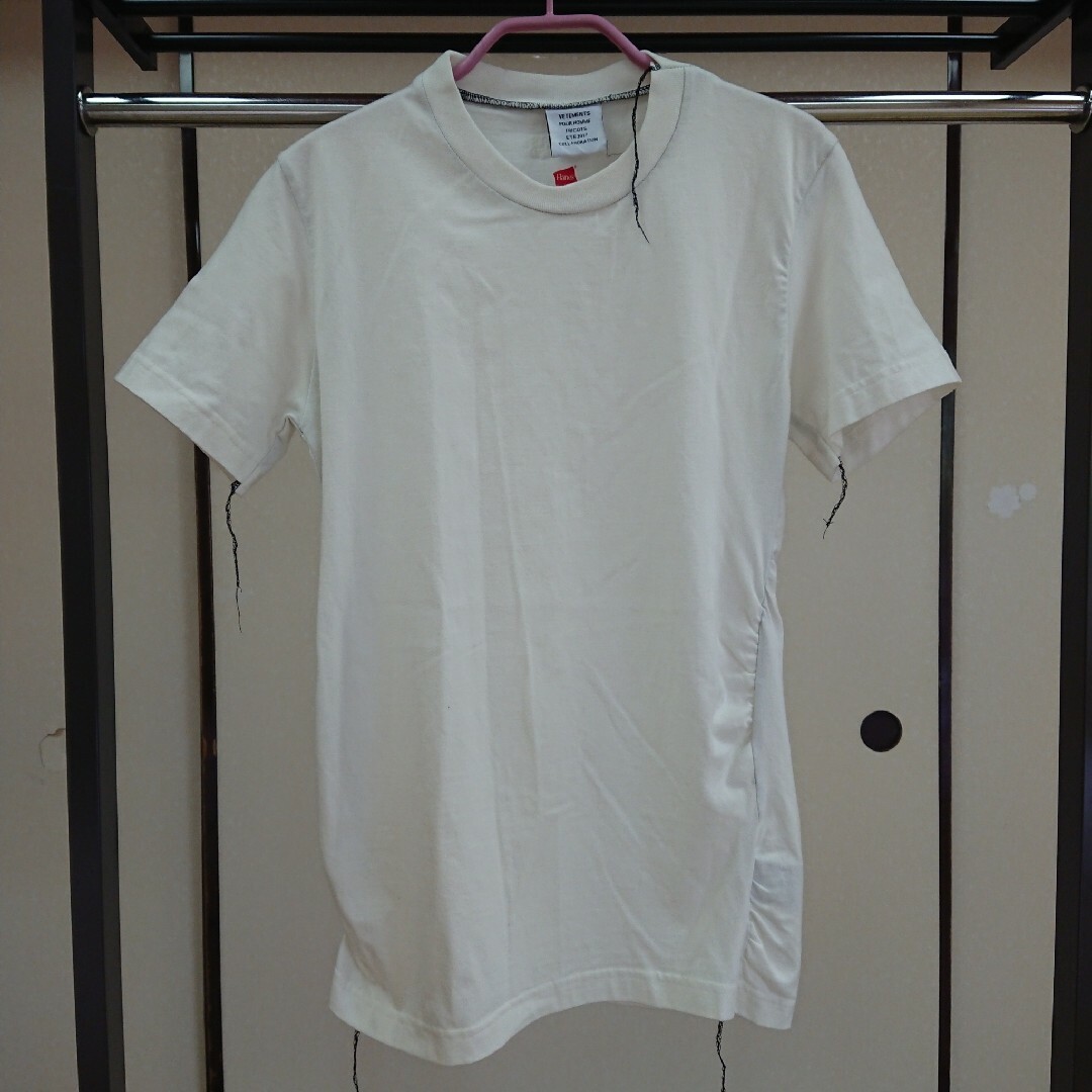 VETEMENTS(ヴェトモン)のVETEMENTS × Hanes 袖再構築リメイク レディースのトップス(Tシャツ(半袖/袖なし))の商品写真