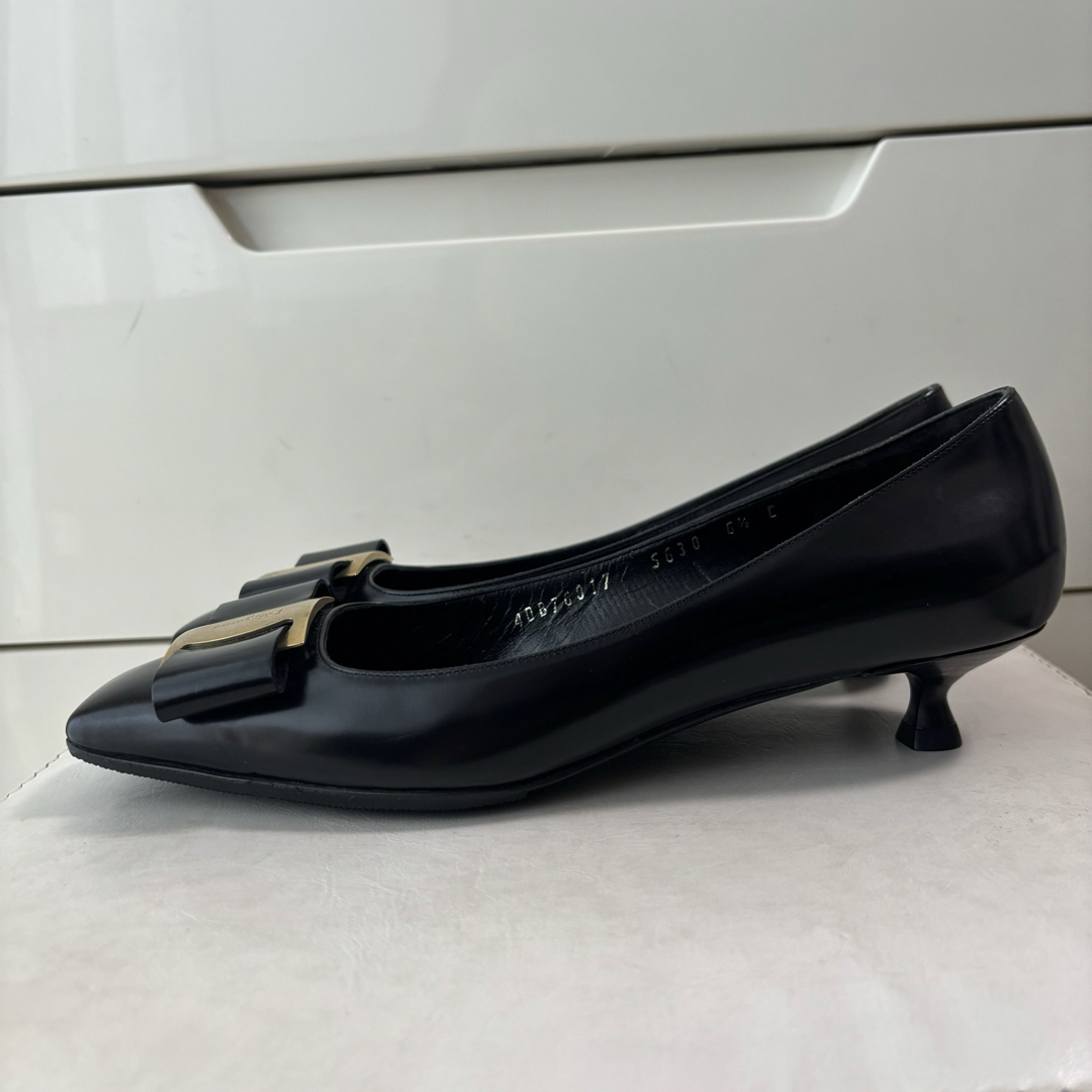 Salvatore Ferragamo(サルヴァトーレフェラガモ)のフェラガモ　ブラックレザー　ヴァラ　スクエア　パンプス　ロゴ　リボン レディースの靴/シューズ(ハイヒール/パンプス)の商品写真