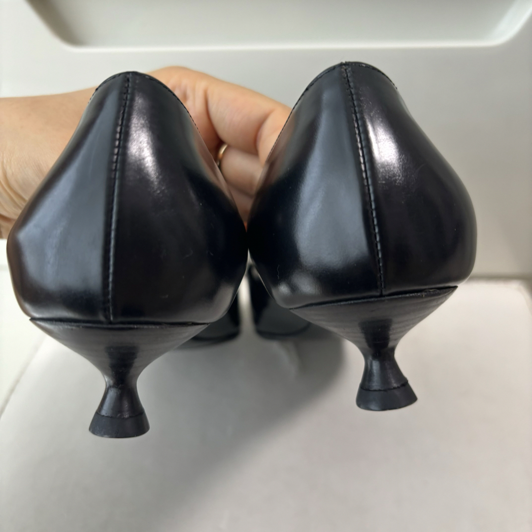 Salvatore Ferragamo(サルヴァトーレフェラガモ)のフェラガモ　ブラックレザー　ヴァラ　スクエア　パンプス　ロゴ　リボン レディースの靴/シューズ(ハイヒール/パンプス)の商品写真