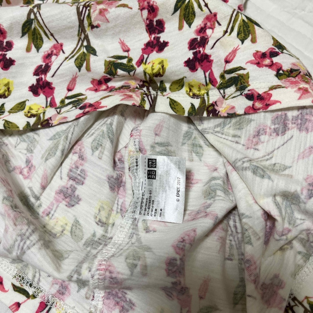 UNIQLO(ユニクロ)のユニクロ♥︎Vネックカットソー　花柄 レディースのトップス(Tシャツ(半袖/袖なし))の商品写真