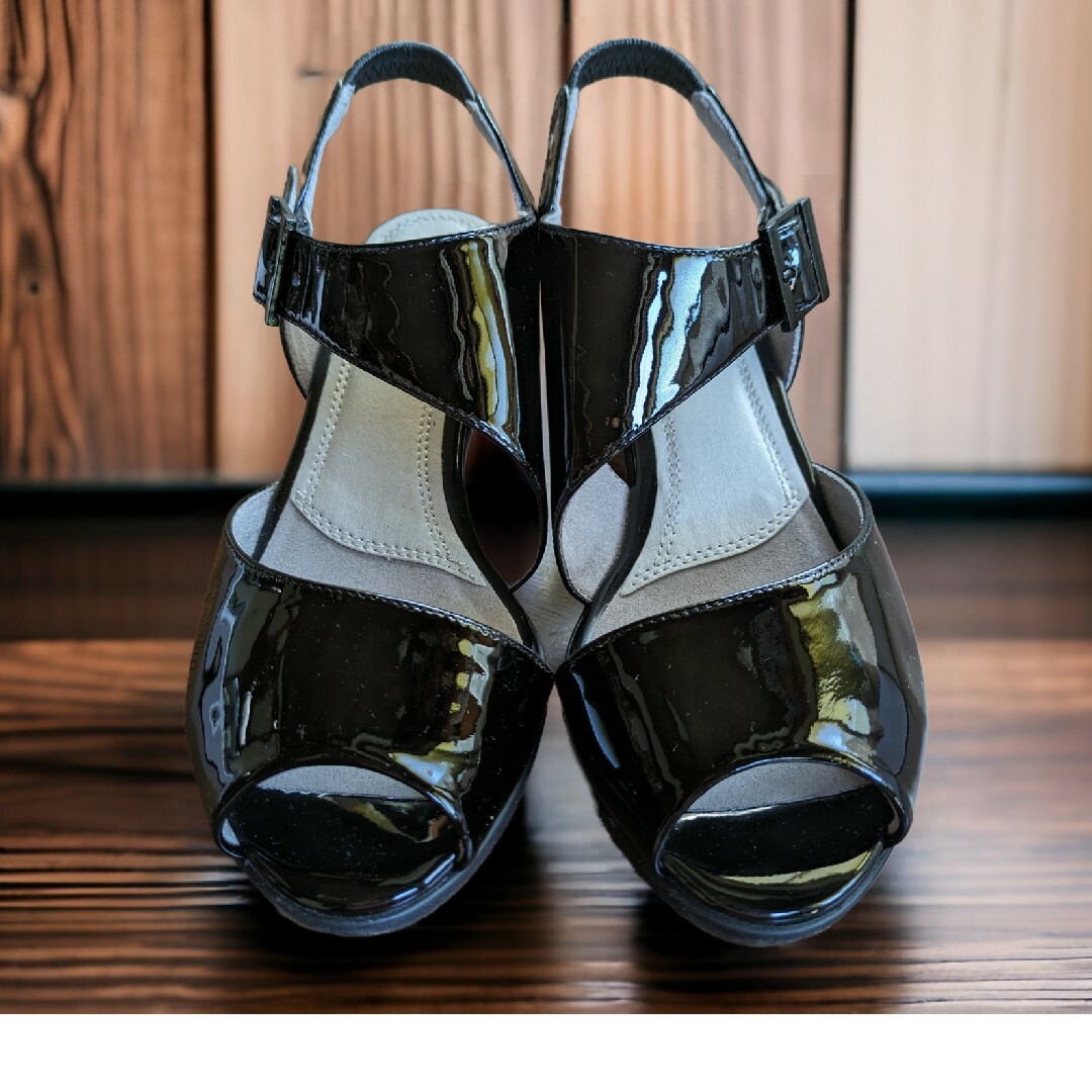 fitfit(フィットフィット)のfitfit エナメルサンダル セパレートヒールストラップサンダル 22.5cm レディースの靴/シューズ(サンダル)の商品写真