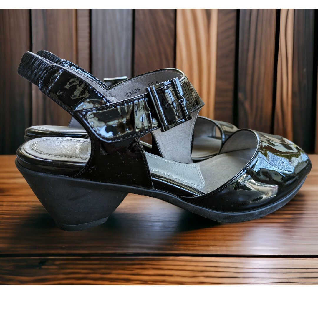 fitfit(フィットフィット)のfitfit エナメルサンダル セパレートヒールストラップサンダル 22.5cm レディースの靴/シューズ(サンダル)の商品写真