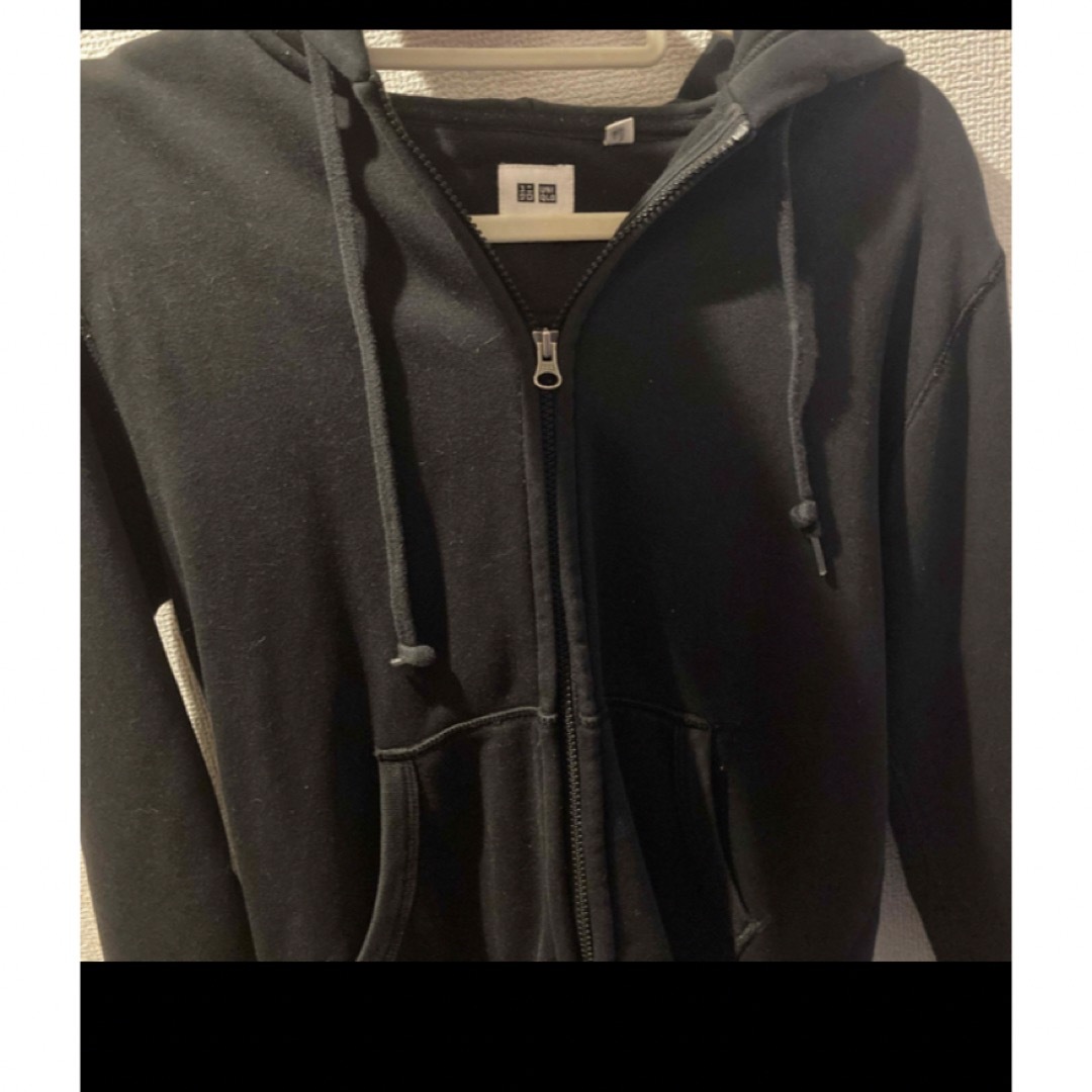 UNIQLO黒パーカーMサイズ メンズのジャケット/アウター(マウンテンパーカー)の商品写真