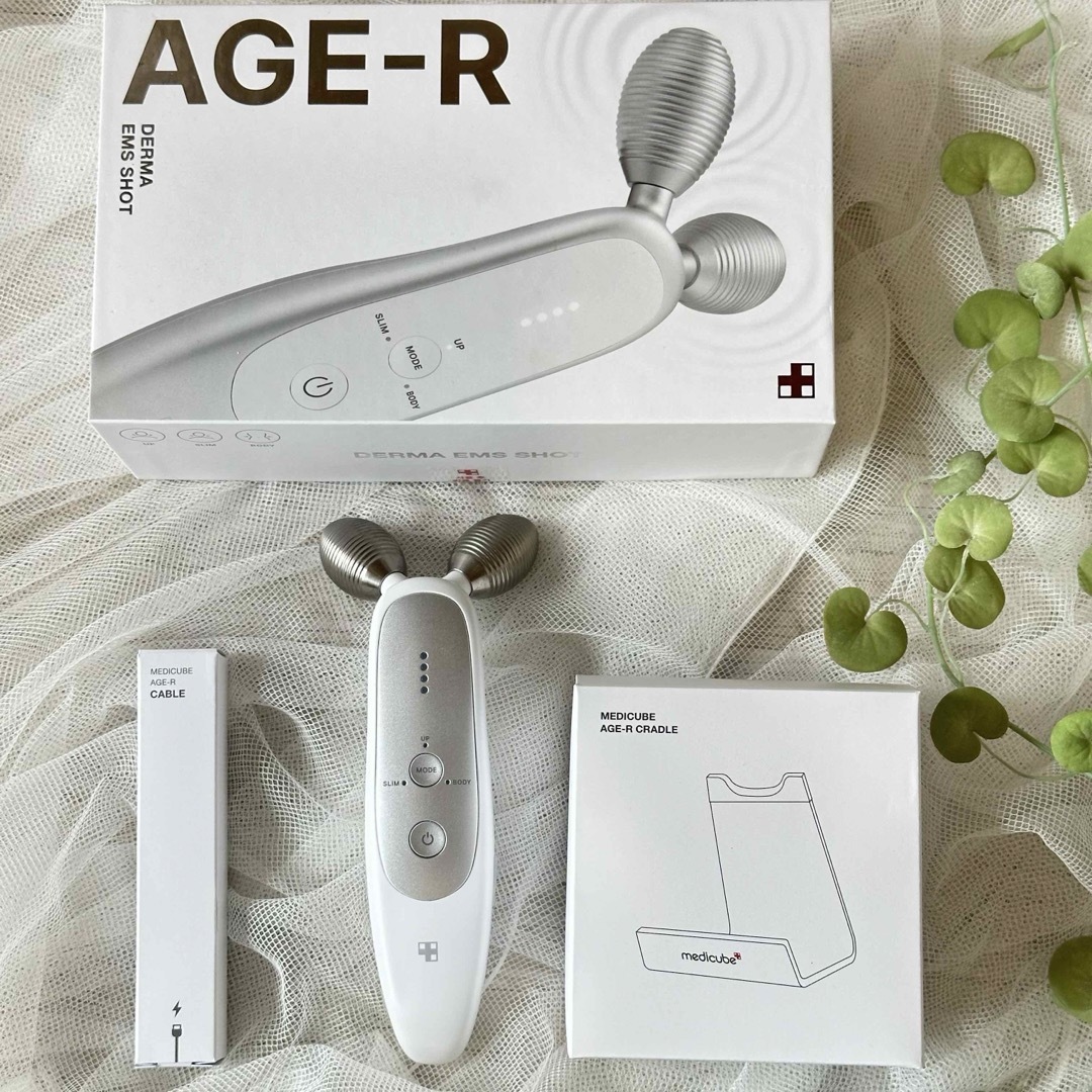 MEDICUBE メディキューブ AGE-R EMS 美顔器 スマホ/家電/カメラの美容/健康(フェイスケア/美顔器)の商品写真