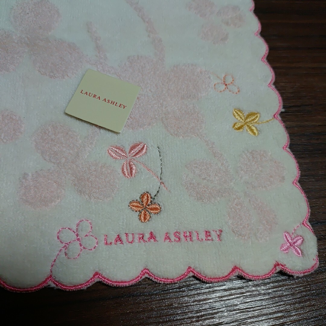 LAURA ASHLEY(ローラアシュレイ)のローラアシュレイタオルハンカチ レディースのファッション小物(ハンカチ)の商品写真