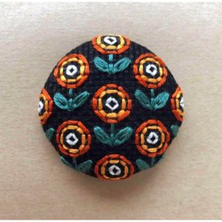 刺繍ブローチ　丸いお花【黒×オレンジ】(ヘアアクセサリー)