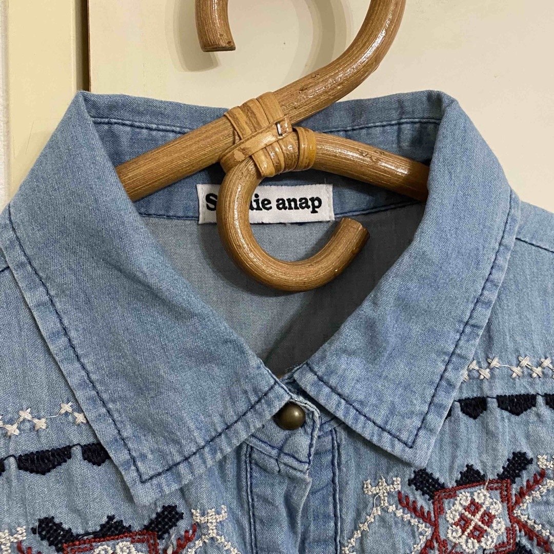 ANAP(アナップ)の刺繍 デニムシャツ ダンガリーシャツ ヴィンテージ加工 綿100% メンズのトップス(Tシャツ/カットソー(半袖/袖なし))の商品写真