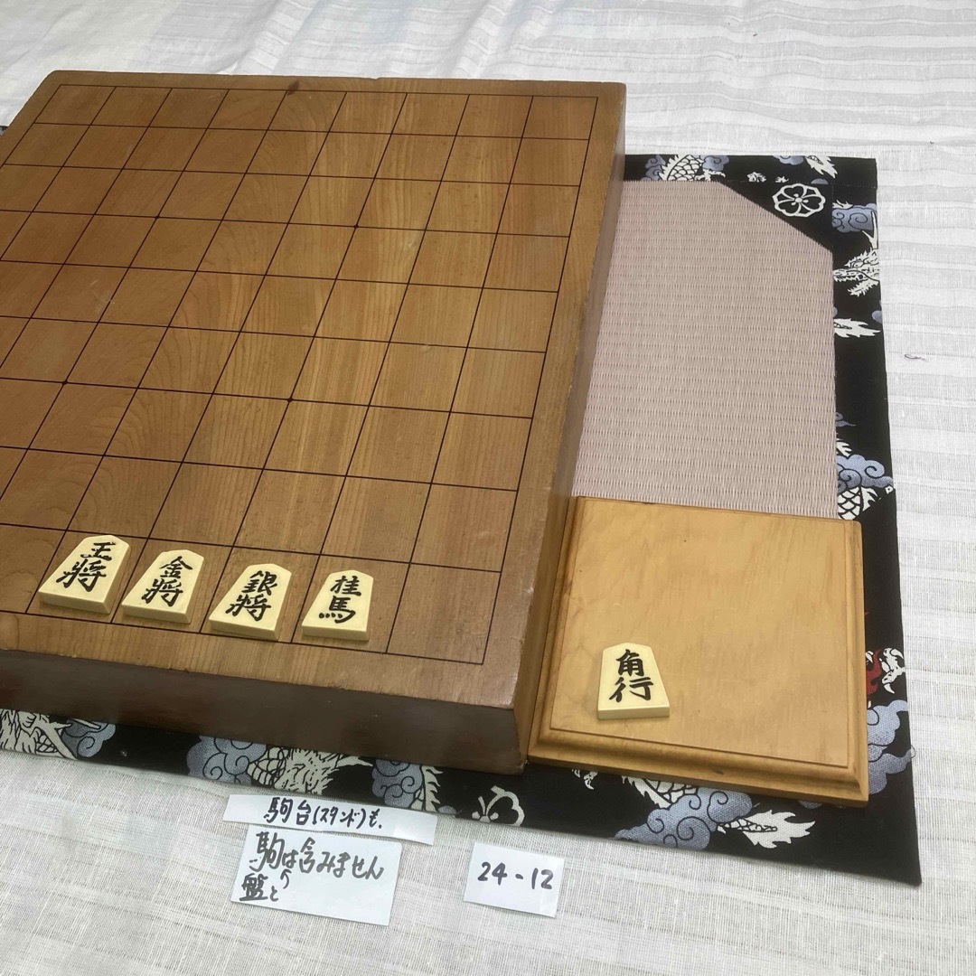 祝8冠:市松ピンク畳、対局場面用将棋盤マット: ２つの駒台と将棋盤　　24-12 エンタメ/ホビーのテーブルゲーム/ホビー(囲碁/将棋)の商品写真