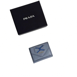 プラダ(PRADA)の美品 レア PRADA サフィアーノ ロゴプレート リボン 三つ折り財布 ブルー(財布)