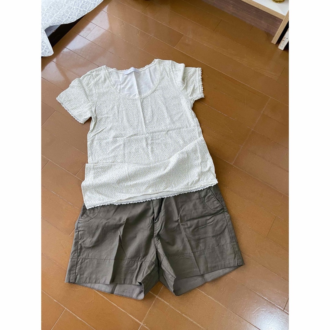 shuca(シュカ)のshuca 小花柄Tシャツ ショートパンツ 2枚セット レディースのパンツ(ショートパンツ)の商品写真