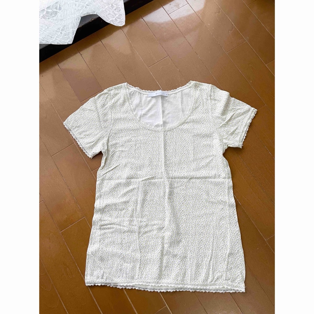 shuca(シュカ)のshuca 小花柄Tシャツ ショートパンツ 2枚セット レディースのパンツ(ショートパンツ)の商品写真
