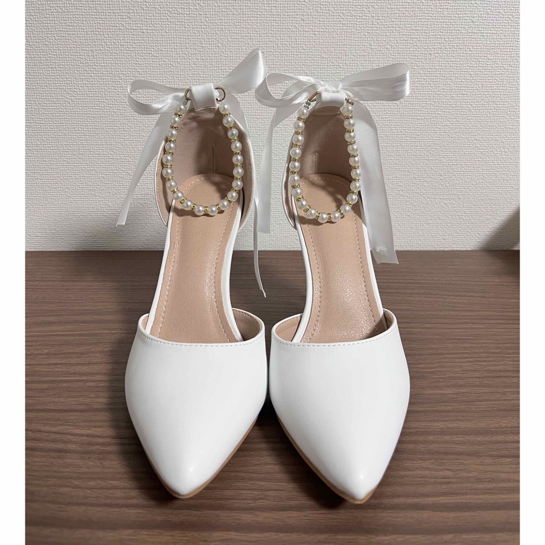 ポインテッドトゥパンプス　白　パールストラップ レディースの靴/シューズ(ハイヒール/パンプス)の商品写真