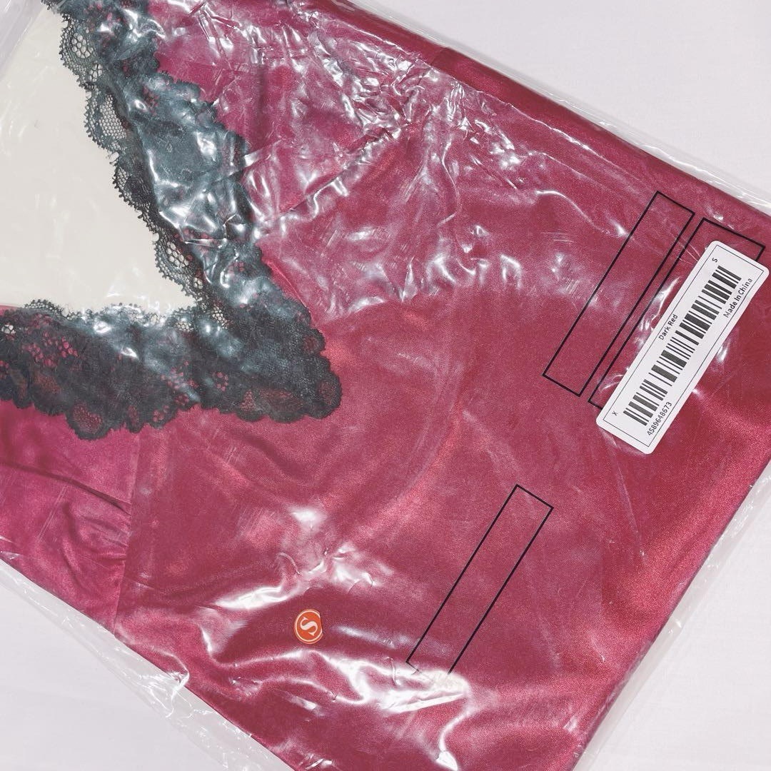 サテンスリップ　ナイトドレス　Mサイズ　赤 レディースのルームウェア/パジャマ(ルームウェア)の商品写真