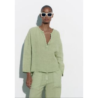 ザラ(ZARA)の【新品未使用】スリットリネンブラウス⭐︎ZARA(シャツ/ブラウス(長袖/七分))