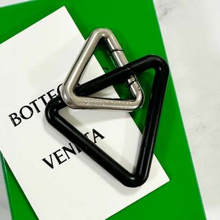 ボッテガヴェネタ(Bottega Veneta)のBOTTEGA VENETA✨キーリング　トライアングル　チャーム　ブラック(キーホルダー)