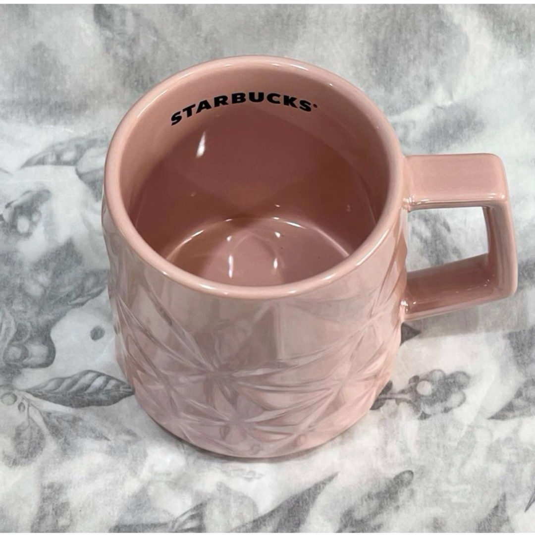 Starbucks Coffee(スターバックスコーヒー)の北米　スターバックス　ピンク　エンボス　マグ　414ml インテリア/住まい/日用品のキッチン/食器(食器)の商品写真