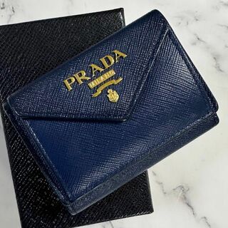 プラダ(PRADA)の極美品✨PRADA　三つ折り財布　サフィアーノレザー　ロゴ金具　ネイビー(財布)