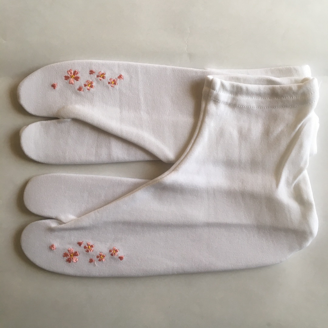 ストレッチ足袋　刺繍入り　2足セット　新品 レディースの水着/浴衣(和装小物)の商品写真
