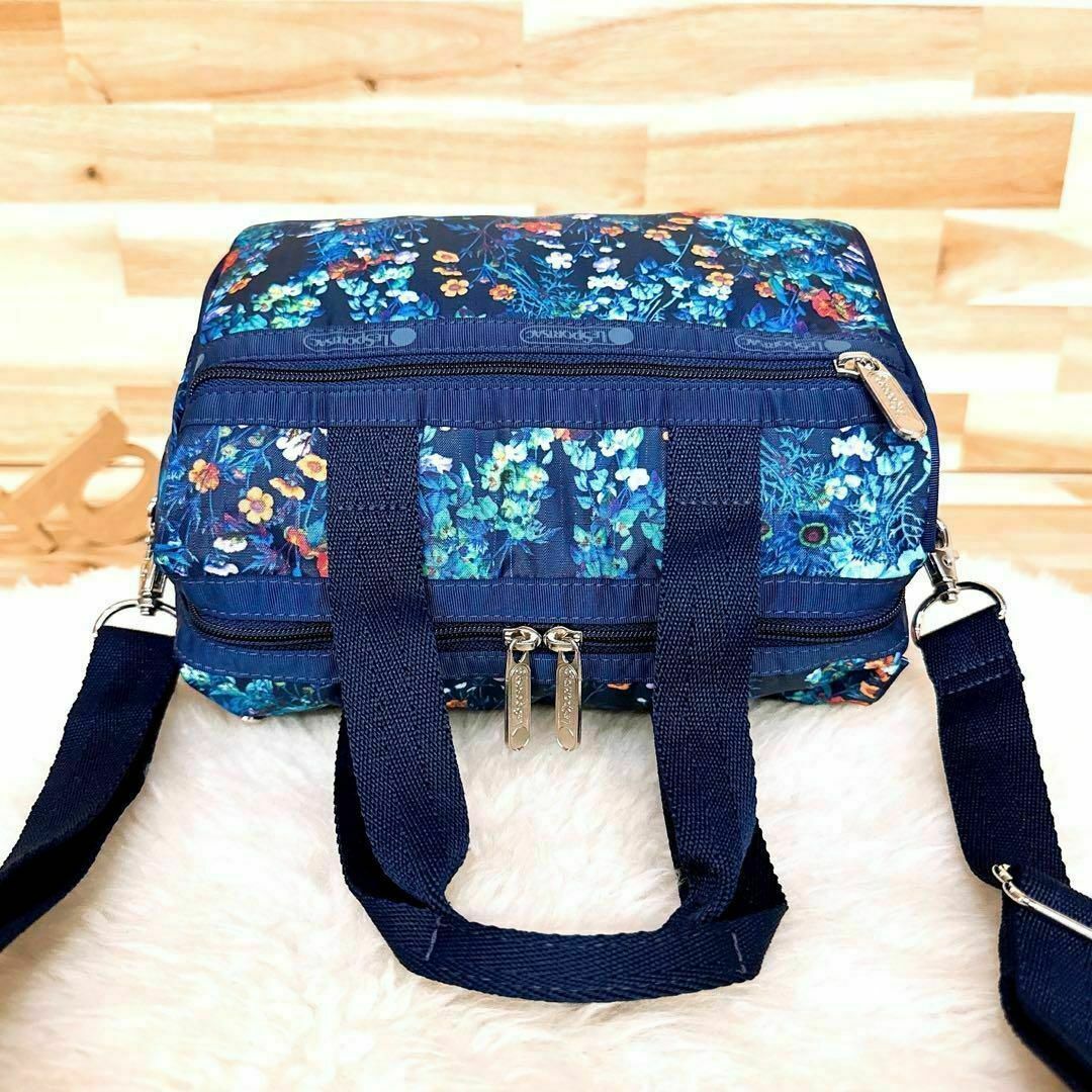 LeSportsac(レスポートサック)の美品【レスポートサック】花柄 ショルダーバッグ2wayミニ ボストンバッグ 紺 レディースのバッグ(ショルダーバッグ)の商品写真